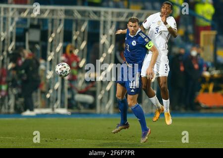 Ballon de contrôle Presnel Kimpembe, joueur français, avec Edin, joueur bosniaque Dzeko lors de la coupe du monde 2022 groupe B qualifications match de football Entre la Bosnie et F Banque D'Images
