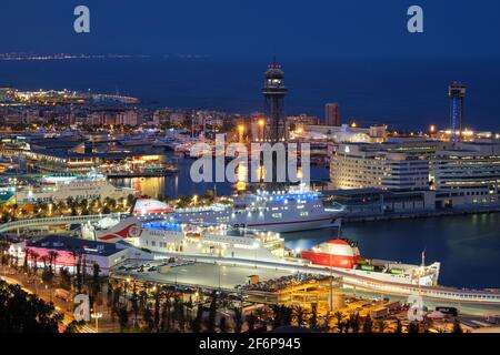 Vue aérienne de la ville de Barcelone et port avec bateaux disponibles Banque D'Images