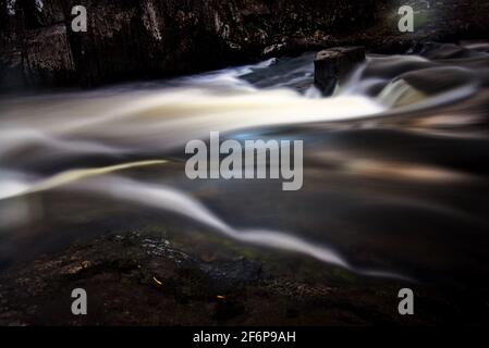 Rivière Affric qui traverse Glen, en Écosse Banque D'Images