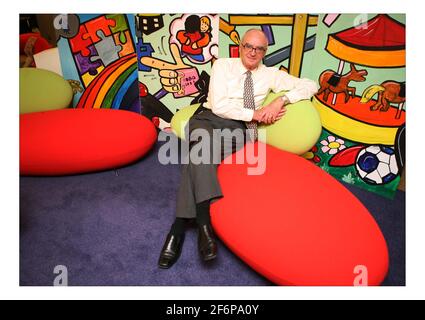 Professeur Sir Albert Aynsley-Green... Commissaire aux enfants, 11 MILLIONS. Dans son bureau à Londres pic David Sandison 30/10/2007 Banque D'Images