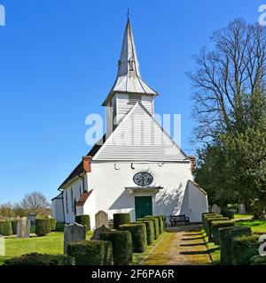 Ancien datant du XIIe siècle, ancien médiéval de grade II classé Lambourne paroissial église bâtiment yew haie chemin topiaire clocher tour flèche Abridge Essex Royaume-Uni Banque D'Images