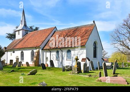 En hiver historique 12ème siècle Lambourne médiévale grade II paroisse classée Bâtiment de l'église et anciennes pierres tombales penchées dans l'abridge du cimetière Essex Royaume-Uni Banque D'Images