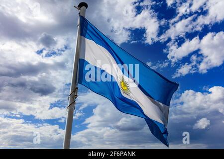 Drapeau de l'Argentine, symbole national de la République d'Argentine sur un mât agitant contre un ciel bleu nuageux Banque D'Images