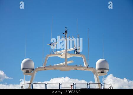 Concept d'équipement de navigation. Toit de yacht de luxe, radar satellite, antennes, support technique, transmission sans fil, Transport maritime sûr, sous Gree Banque D'Images