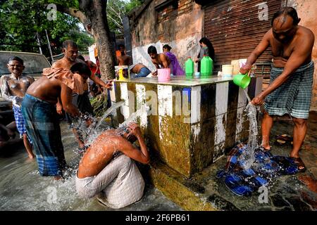 Kolkata, Inde. 02 avril 2021. Les gens ont vu prendre un bain d'un tube d'eau en bord de route bien un matin chaud d'été à Kolkata . Crédit : SOPA Images Limited/Alamy Live News Banque D'Images