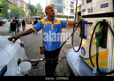 Kolkata, Inde. 02 avril 2021. Un travailleur de pompe à essence remplit une voiture à une station-service de Kolkata . Crédit : SOPA Images Limited/Alamy Live News Banque D'Images