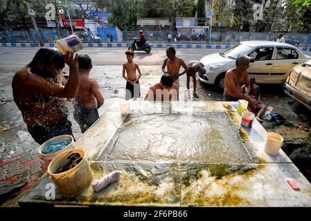 Kolkata, Inde. 02 avril 2021. Les gens ont vu prendre un bain d'un tube d'eau en bord de route bien un matin chaud d'été à Kolkata . Crédit : SOPA Images Limited/Alamy Live News Banque D'Images