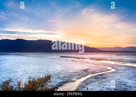 Magnifique paysage de la vallée de la mort en Californie au coucher du soleil avec Salt creek dans la vue Banque D'Images