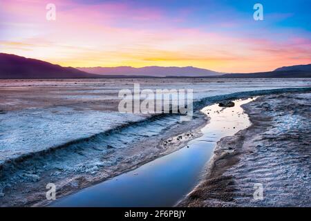 Magnifique paysage de la vallée de la mort en Californie au coucher du soleil avec Salt creek dans la vue Banque D'Images