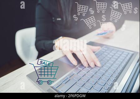 Concept de commerce électronique. Femme tenant la carte de crédit, shopping en ligne. Banque D'Images