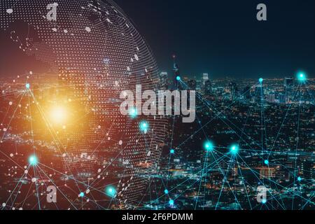 Réseau de télécommunication au-dessus de la ville de nuit, technologie Internet mobile sans fil, connexion de données 5G, affaires mondiales, blockchain Banque D'Images