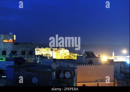 Magnifique panorama nocturne de la vieille médina dans la ville de Tanger, Maroc Banque D'Images