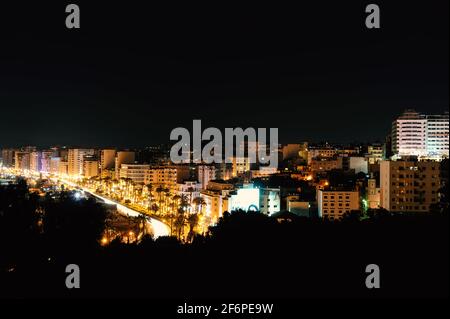 Magnifique panorama nocturne de la vieille médina dans la ville de Tanger, Maroc Banque D'Images