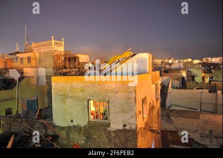 Vue sur Tanger skyline at night, Maroc Banque D'Images