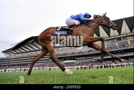 ROYAL ASCOT 2009. 3e JOUR. LES PIQUETS DE RIBBLESDALE. FRANKIE DETTORI GAGNE SUR LE NUAGE VOLANT. 18/6/09. PHOTO DAVID ASHDOWN Banque D'Images