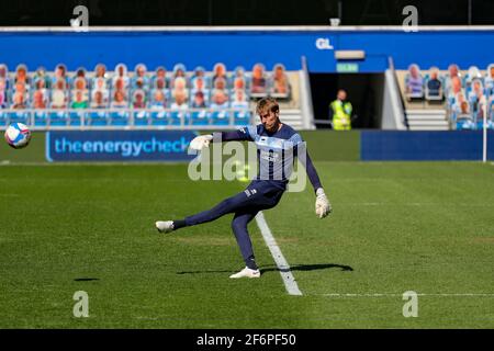 LONDRES, ROYAUME-UNI. LE 2 AVRIL, Joe Lumley, gardien de but du RPQ, se réchauffe avant le match de championnat Sky Bet entre Queens Park Rangers et Coventry City au Kiyan Prince Foundation Stadium, à Londres, le vendredi 2 avril 2021. (Crédit : Ian Randall | INFORMATIONS MI) crédit : INFORMATIONS MI et sport /Actualités Alay Live Banque D'Images