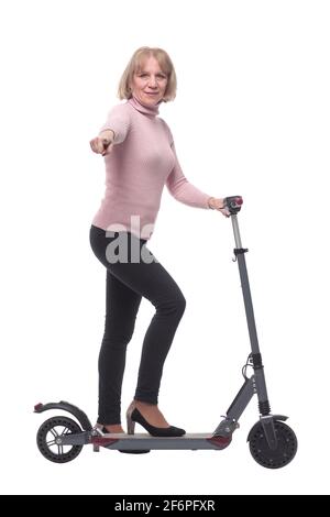 Belle femme à bord d'un scooter électrique isolé sur fond blanc Banque D'Images