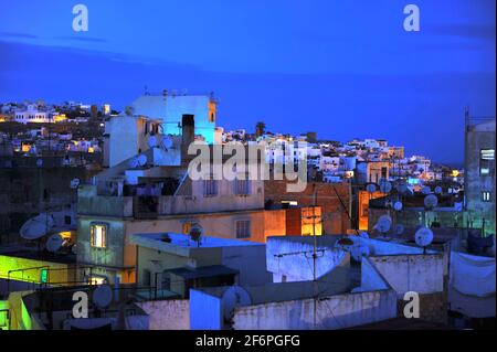 Vue sur Tanger skyline at night, Maroc Banque D'Images