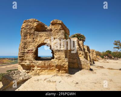 Ancien mur de protection de la ville d'Akragas.Vallée des temples, Agrigento, île de Sicile en Italie. Banque D'Images