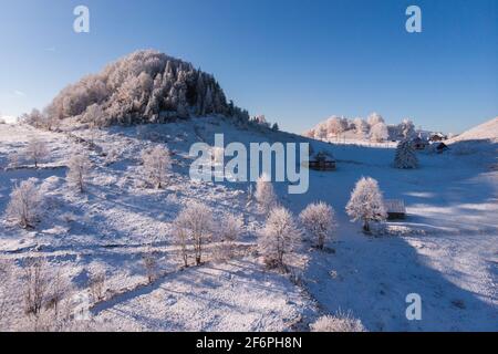 Paysage hivernal gelé du magnifique village de Transylvanie, Bran, avec de la neige fraîche, au pied des Carpates Banque D'Images