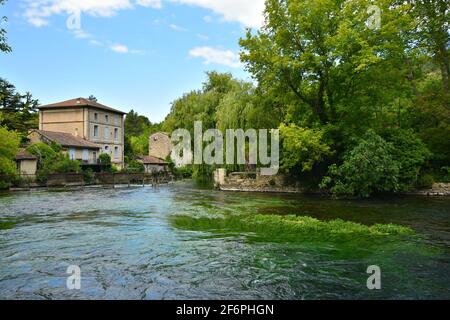 Paysage pittoresque avec vue sur Fontaine de Vaucluse un village sur les rives de la Sorgue en Provence-Alpes-Côte d'Azur, France. Banque D'Images