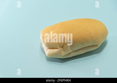 Pain français industrialisé sur fond bleu. Aliments à base de blé. Le pain est un aliment fait avec de la farine, habituellement du blé ou d'autres céréales, de l'eau, du sel ou s. Banque D'Images