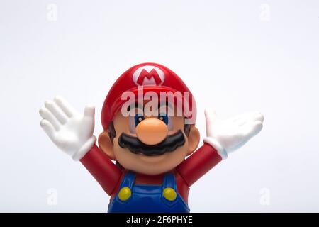 Moscou, Russie - 06 avril 2021: Figure plastique de Mario de Nintendo jeu vidéo isolé sur fond blanc. Banque D'Images