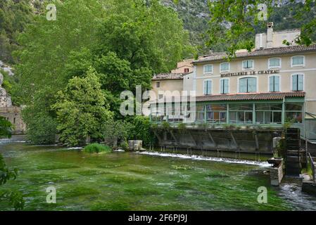 Paysage pittoresque avec vue sur Fontaine de Vaucluse un village sur les rives de la Sorgue en Provence-Alpes-Côte d'Azur, France. Banque D'Images