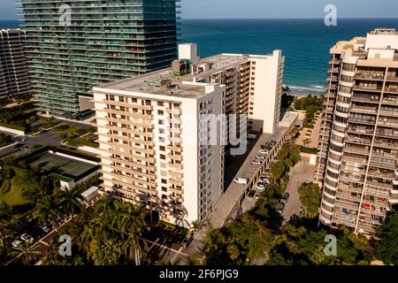 Miami Beach, FL, États-Unis - 28 mars 2021: Le Plaza de Bal Harbour Condo Banque D'Images