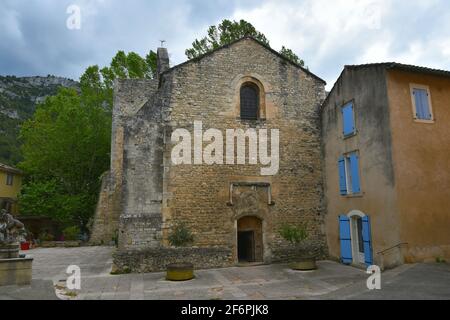 Vue panoramique de notre-Dame Saint-Véran / Sainte-Marie, de style roman-provençal, monument historique de Fontaine de Vaucluse en Provence. Banque D'Images