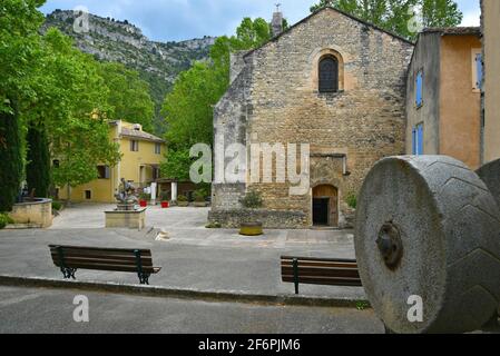 Vue panoramique de notre-Dame Saint-Véran / Sainte-Marie, de style roman-provençal, monument historique de Fontaine de Vaucluse en Provence. Banque D'Images