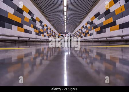 Couloir dans la station de métro Anděl dans le quartier de Smichov, ville de Prague, Tchéquie Banque D'Images