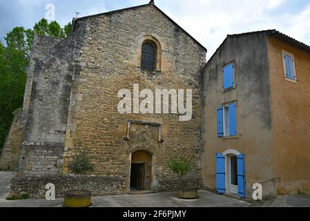 Vue panoramique de notre-Dame Saint-Véran / Sainte-Marie, de style roman-provençal, monument historique de Fontaine de Vaucluse en Provence. Banque D'Images