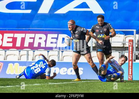 Oliver Holmes (11) de Castleford Tigers célèbre son essai dans , le 4/2/2021. (Photo de Craig Thomas/News Images/Sipa USA) Banque D'Images