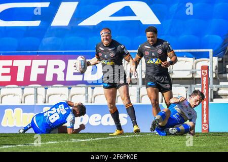 Oliver Holmes (11) de Castleford Tigers célèbre son essai dans , le 4/2/2021. (Photo de Craig Thomas/News Images/Sipa USA) Banque D'Images