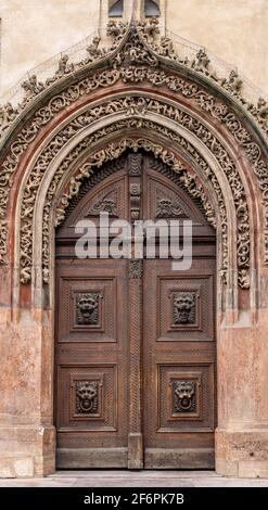 La porte gothique qui sert d'entrée principale à la vieille mairie de Prague, en Tchéquie Banque D'Images