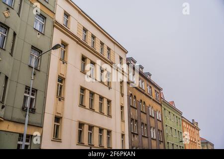 Rangée d'anciens appartements - fin du XIXe et début du XXe siècle - dans la rue Krasova dans le quartier de Zizkov, Prague, Tchéquie Banque D'Images