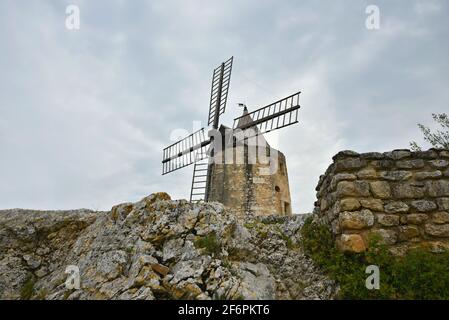 Paysage avec vue panoramique sur le moulin à vent Alphonse Daudet un monument historique à Fontvieille Bouches-du-Rhône, Provence-Alpes-Côte d'Azur, France. Banque D'Images