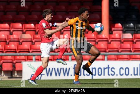 Mallik Wilks (à droite) de Hull City et Ryan Wintle (à gauche) de Crewe Alexandra se battent pour le ballon lors du match de la Sky Bet League One au stade Alexandra, à Crewe. Date de la photo : vendredi 2 avril 2021. Voir l'histoire des PA : FOOTBALL Crewe. Le crédit photo devrait se lire comme suit : Barrington Coombs/PA Wire. RESTRICTIONS : UTILISATION ÉDITORIALE UNIQUEMENT utilisation non autorisée avec des fichiers audio, vidéo, données, listes de présentoirs, logos de clubs/ligue ou services « en direct ». Utilisation en ligne limitée à 120 images, pas d'émulation vidéo. Aucune utilisation dans les Paris, les jeux ou les publications de club/ligue/joueur unique. Banque D'Images