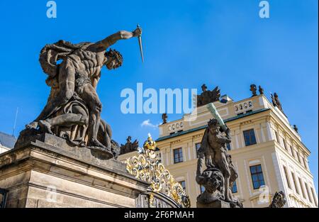 Statues à l'entrée ouest du château de Prague, République tchèque Banque D'Images