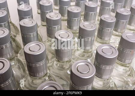 Une multitude de bouteilles d'alcool pur non étiquetées. Bouteilles de boissons alcoolisées maison isolées sur blanc. Production de petites liqueurs basée sur la distillation. B Banque D'Images