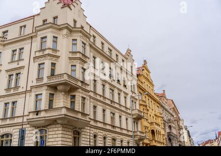 Bâtiments résidentiels Art nouveau dans le quartier de Vinohrady, le quartier prisé par les expatriés à Prague, en Tchéquie Banque D'Images