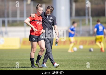 31 mars 2021, Hessen, Francfort-sur-le-main : Virginia Kirchberger (Eintracht Frankfurt, 13) et Niko Arnautis (Eintracht Frankfurt). Match de Bundesliga féminin entre Eintracht Frankfurt et MSV Duisburg au Stadion am Brentanobad à Francfort-sur-le-main le 31 mars 2021. Photo: Jürgen Kessler/Kessler-Sportfotografie/dpa Banque D'Images