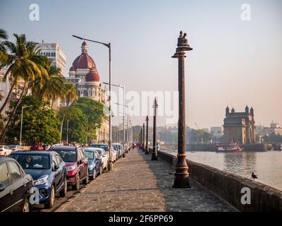 Mumbai, Inde - 7 mars 2021 : voitures garées près de la promenade de la porte d'Inde et de l'hôtel de luxe Taj. Banque D'Images