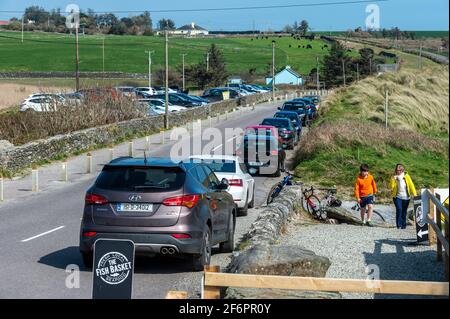 Long Strand, West Cork, Irlande. 2 avril 2021. Malgré les restrictions de verrouillage de niveau 5 de la COVID-19 toujours en vigueur, les gens affluent aujourd'hui vers la plage de long Strand à West Cork. Gardai a promis des patrouilles et des points de contrôle supplémentaires pendant le week-end de Pâques. Crédit : AG News/Alay Live News Banque D'Images