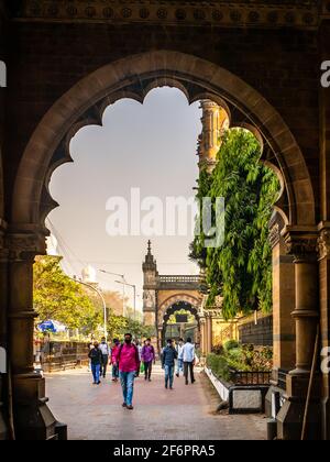 Mumbai, Inde - 7 janvier 2021 : personnes non identifiées portant un masque cavique à pied près de la gare Chhatrapati Shivaji Terminus (CSTM) Banque D'Images