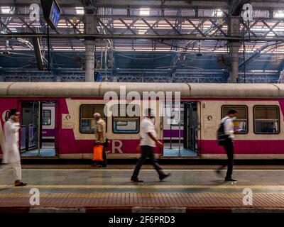 Mumbai, Inde - 7 janvier 2021 : passagers non identifiés (visages flous) marchant sur une plate-forme à la gare CST, l'une des gares les plus fréquentées Banque D'Images