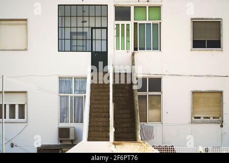 Petite maison de condominium typiquement portugaise avec escalier extérieur menant à l'étage supérieur des appartements à Faro, Algarve Banque D'Images