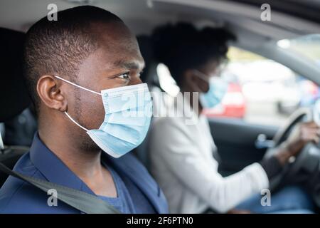 Covoiturage à l'intérieur. Partage de voiture. Amis Carpooling dans masque de visage Banque D'Images