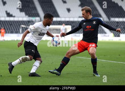 Nathan Byrne (à gauche) du comté de Derby et Kiernan Dewsbury-Hall de Luton Town se battent pour le ballon lors du match de championnat Sky Bet à Pride Park, Derby. Date de la photo : vendredi 2 avril 2021. Voir l'histoire de PA : LE DERBY DE FOOTBALL. Le crédit photo devrait se lire comme suit : Bradley Collyer/PA Wire. RESTRICTIONS : UTILISATION ÉDITORIALE UNIQUEMENT utilisation non autorisée avec des fichiers audio, vidéo, données, listes de présentoirs, logos de clubs/ligue ou services « en direct ». Utilisation en ligne limitée à 120 images, pas d'émulation vidéo. Aucune utilisation dans les Paris, les jeux ou les publications de club/ligue/joueur unique. Banque D'Images